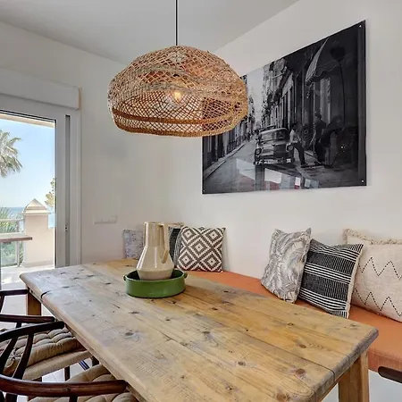 Astro Renovated & Seaview Apartament *