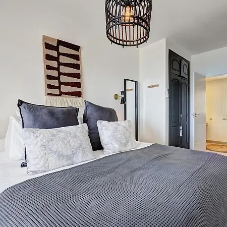 Astro Renovated & Seaview Apartment